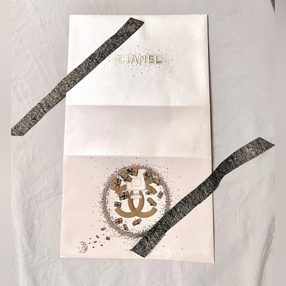 CHANEL Limited Edition Novelty foldable Gift bag/box off white/cream size9x6 NEW - Picture 7 of 10
